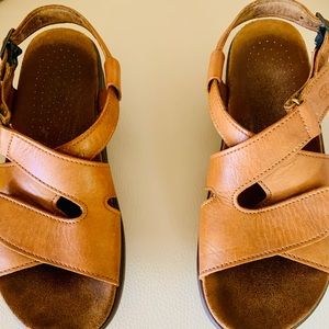 SAS Women Huggy Sandals Sz 8.5 Narrow Tan